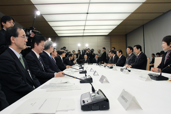 月例経済報告等に関する関係閣僚会議に出席する菅総理