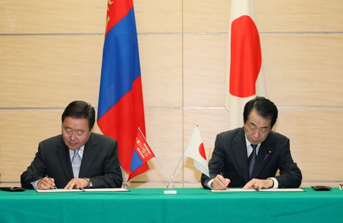 日本・モンゴル共同声明文書に署名する両首脳
