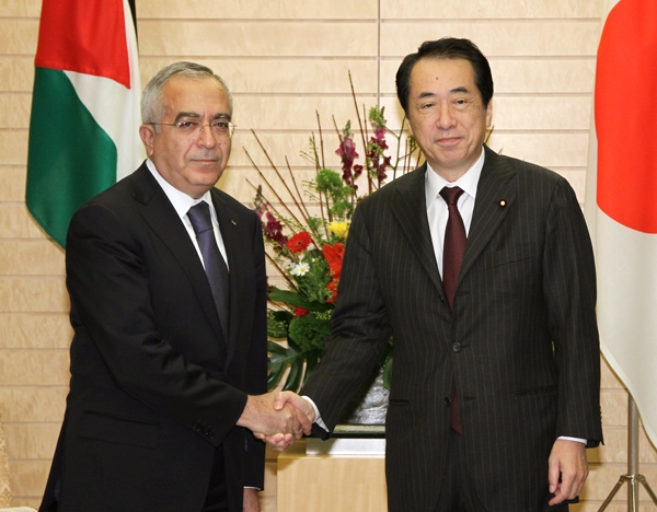 パレスチナ自治政府のファイヤード首相と握手する菅総理
