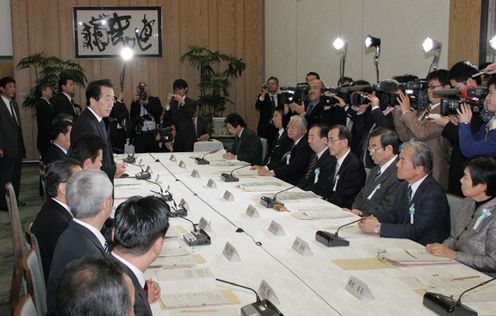 新成長戦略実現会議であいさつする菅総理の写真３