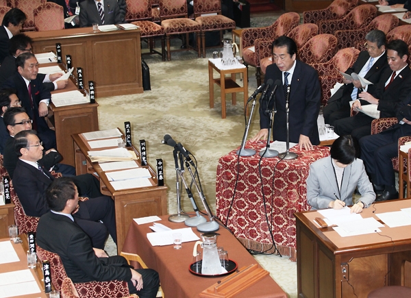 衆議院予算委員会で答弁する菅総理1