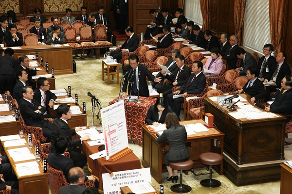 衆議院予算委員会で答弁する菅総理３