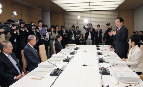 行政刷新会議であいさつをする菅総理2