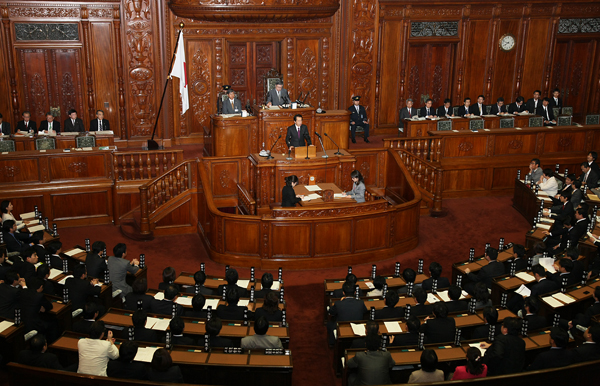 衆議院本会議で決議への所信を述べる菅総理2