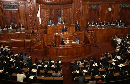 衆議院本会議で決議への所信を述べる菅総理2