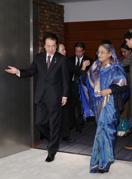 バングラデシュ人民共和国のシェイク・ハシナ首相と首脳会談場に向かう菅総理