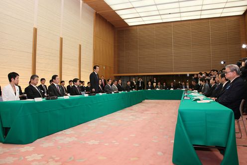 拉致問題対策本部会合であいさつする菅総理1