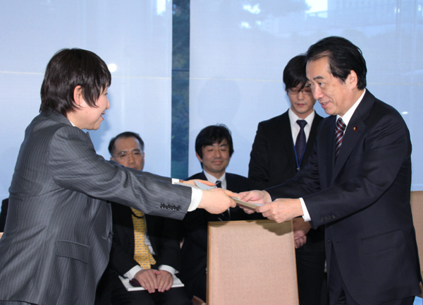 岡崎内閣府特命担当大臣（少子化対策）からプロジェクトの手交を受ける菅総理