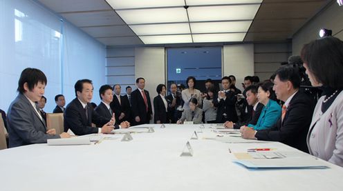 待機児童ゼロ特命チーム会合であいさつする菅総理1