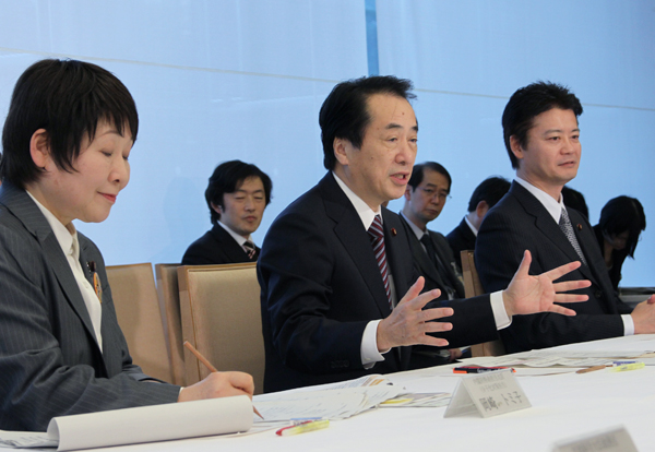 待機児童ゼロ特命チーム会合であいさつする菅総理2