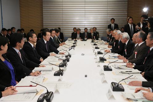 国内投資促進円卓会議であいさつする菅総理2