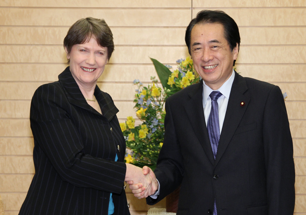 ヘレン・クラーク総裁と握手する菅総理