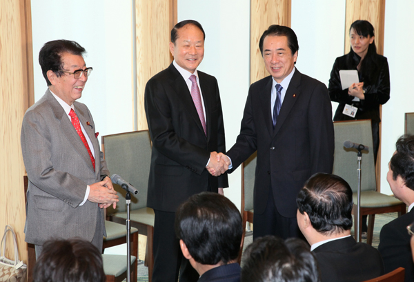 李相得韓日議員連盟会長と握手する菅総理