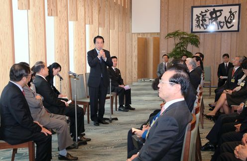 日韓・韓日議連の表敬を受けあいさつする菅総理１