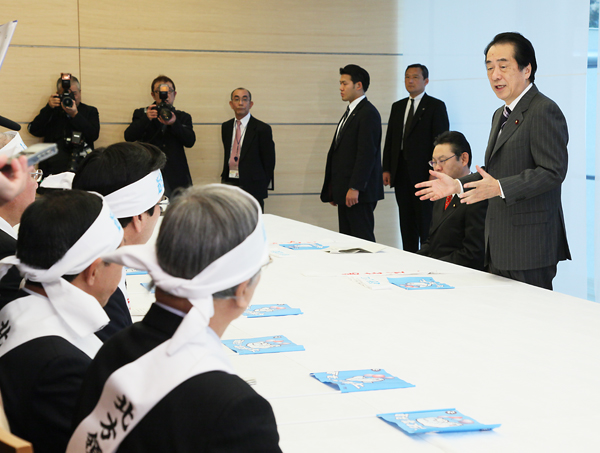 長谷川俊輔会長ほかの表敬を受けあいさつをする菅総理1