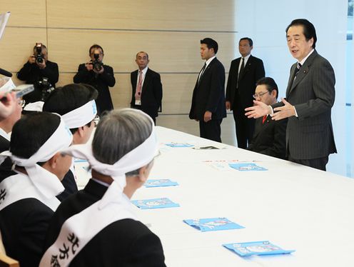 長谷川俊輔会長ほかの表敬を受けあいさつをする菅総理1