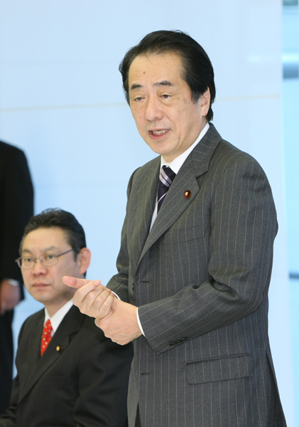 長谷川俊輔会長ほかの表敬を受けあいさつをする菅総理2