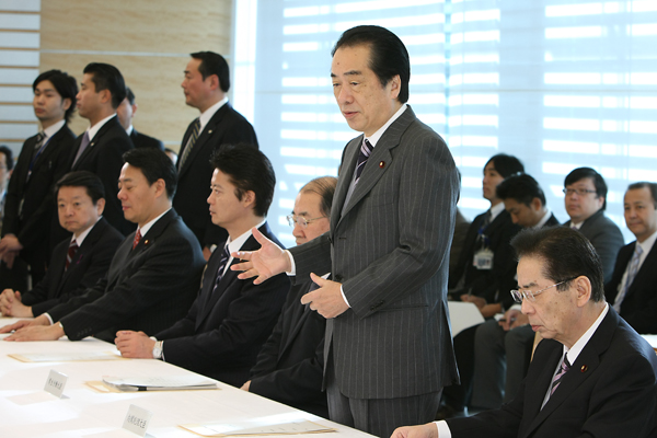 政府・連合トップ会談であいさつする菅総理1