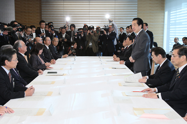 政府・連合トップ会談であいさつする菅総理2