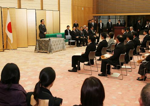 「食と地域の『絆』づくり」選定証授与式で祝辞を述べる菅総理２