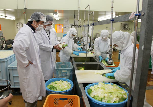 野菜カット工場を視察する菅総理