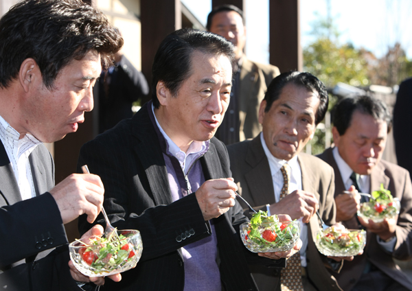 野菜を試食する菅総理