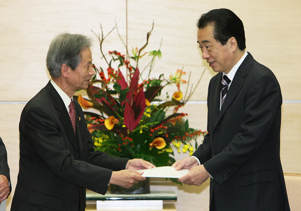 NPO議員連盟による提言書の手交を受ける菅総理1