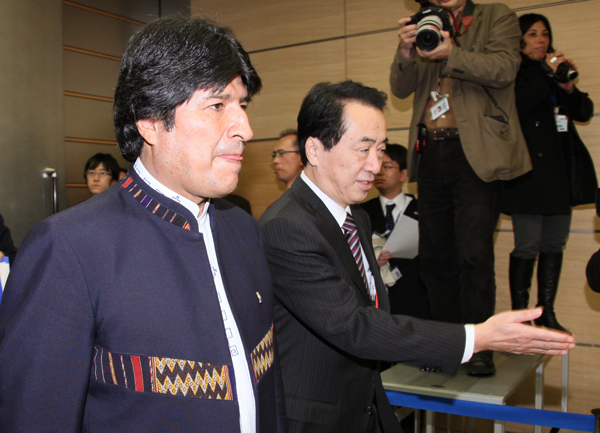 ボリビア多民族国のモラレス大統領と署名式会場に入る菅総理
