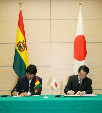 日本・ボリビア共同声明に署名する菅総理
