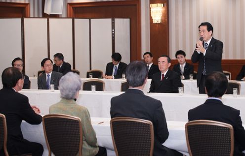 拉致被害者御家族ほかとの懇談で挨拶する菅総理1