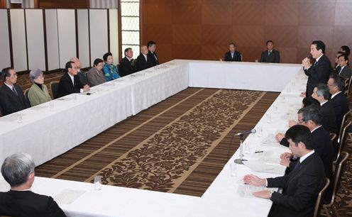 拉致被害者御家族ほかとの懇談で挨拶する菅総理2