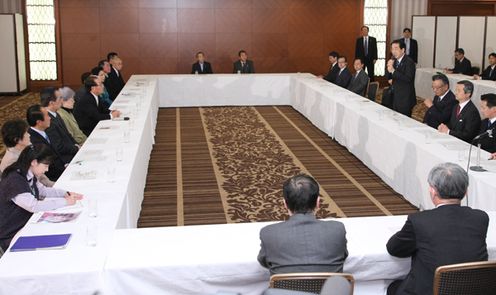 拉致被害者御家族ほかとの懇談で挨拶する菅総理3