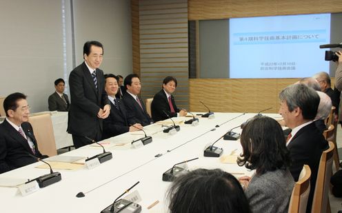 総合科学技術会議であいさつする菅総理3