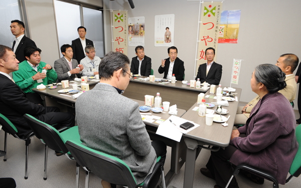 農業関係者と意見交換する菅総理