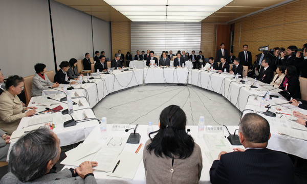 「新しい公共」推進会議であいさつする菅総理3