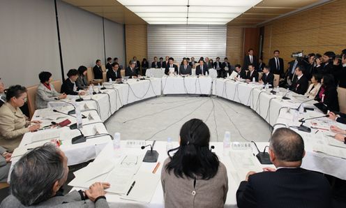 「新しい公共」推進会議であいさつする菅総理3