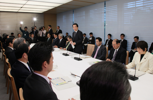 犯罪対策閣僚会議で指示する菅総理３