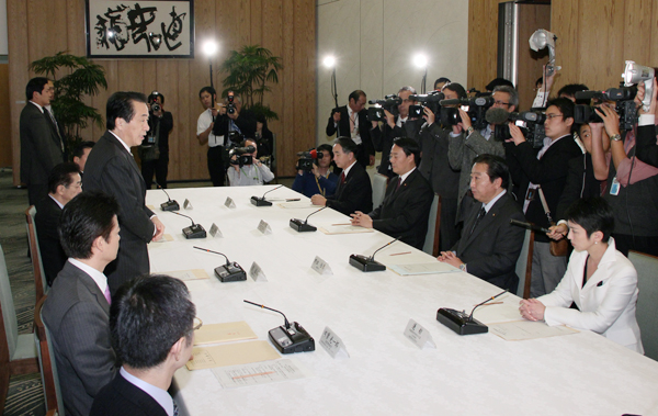 予算編成に関する閣僚委員会であいさつする菅総理3