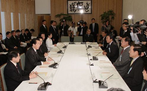 国と地方の協議であいさつする菅総理1