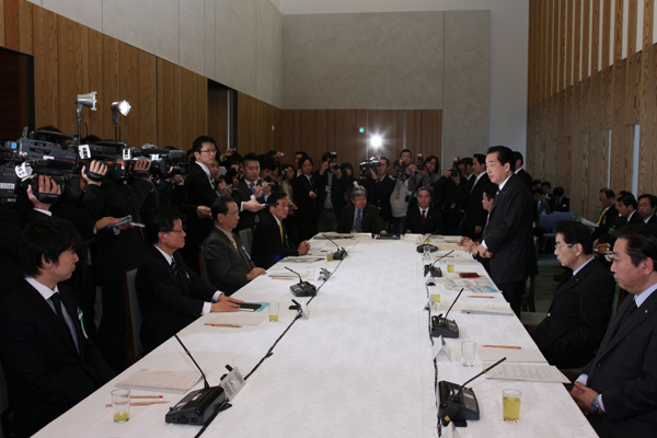 地域主権戦略会議であいさつする菅総理2