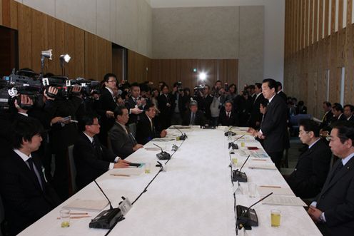 地域主権戦略会議であいさつする菅総理2