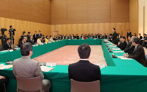 税制調査会であいさつする菅総理3