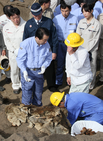 御遺骨収容状況を聞く菅総理1