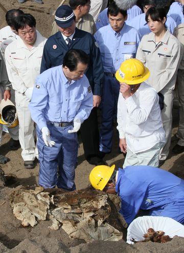 御遺骨収容状況を聞く菅総理1