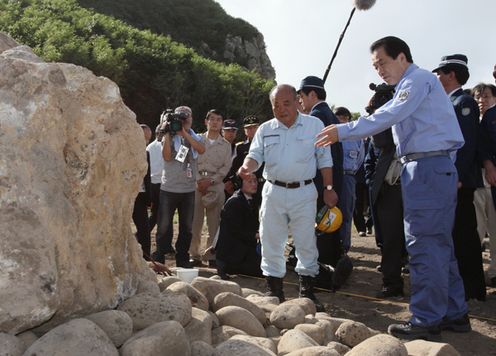 御遺骨収容状況を聞く菅総理2