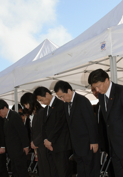 硫黄島戦没者追悼式で黙とうをする菅総理