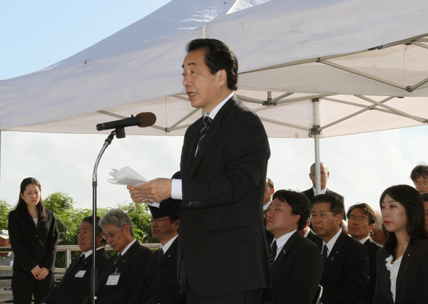 硫黄島戦没者追悼式で追悼の辞を述べる菅総理１