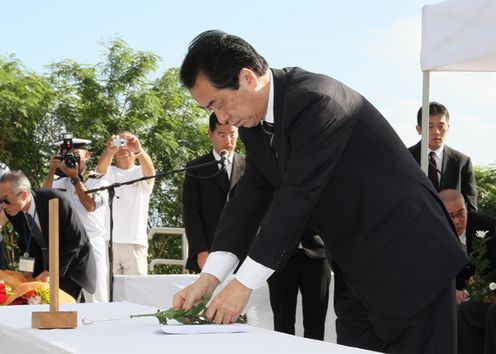硫黄島戦没者追悼式で献花する菅総理