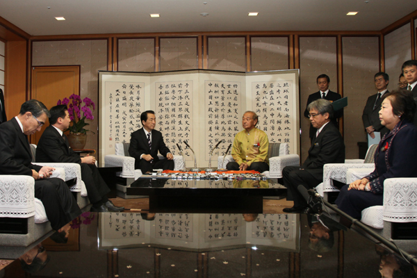 仲井眞沖縄県知事と会談する菅総理1