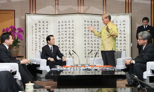 仲井眞沖縄県知事と会談する菅総理３